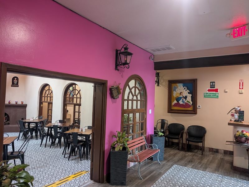 Los Tres Gallegos interior
